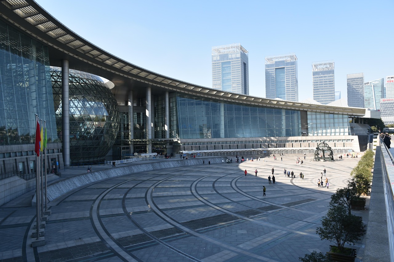 中国上市物业公司全景探究，公司列表与业务概述
