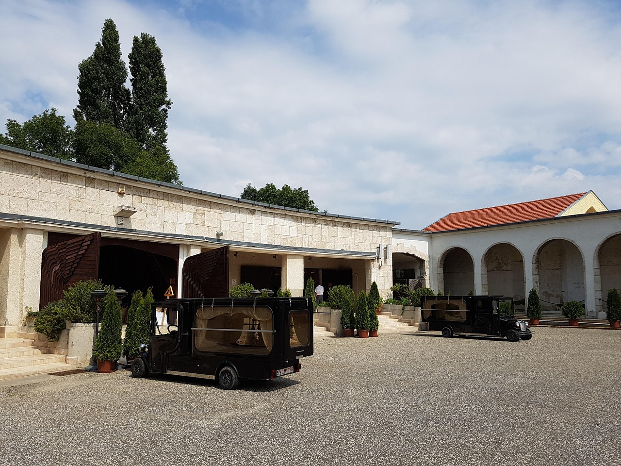 云南镇雄传统与现代交融的葬礼告别仪式