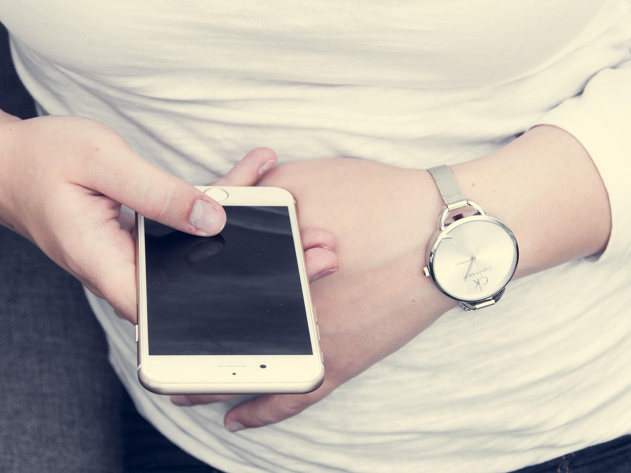 科技与时尚融合,今年最新款手机亮相,完美展现时尚与科技的融合魅力