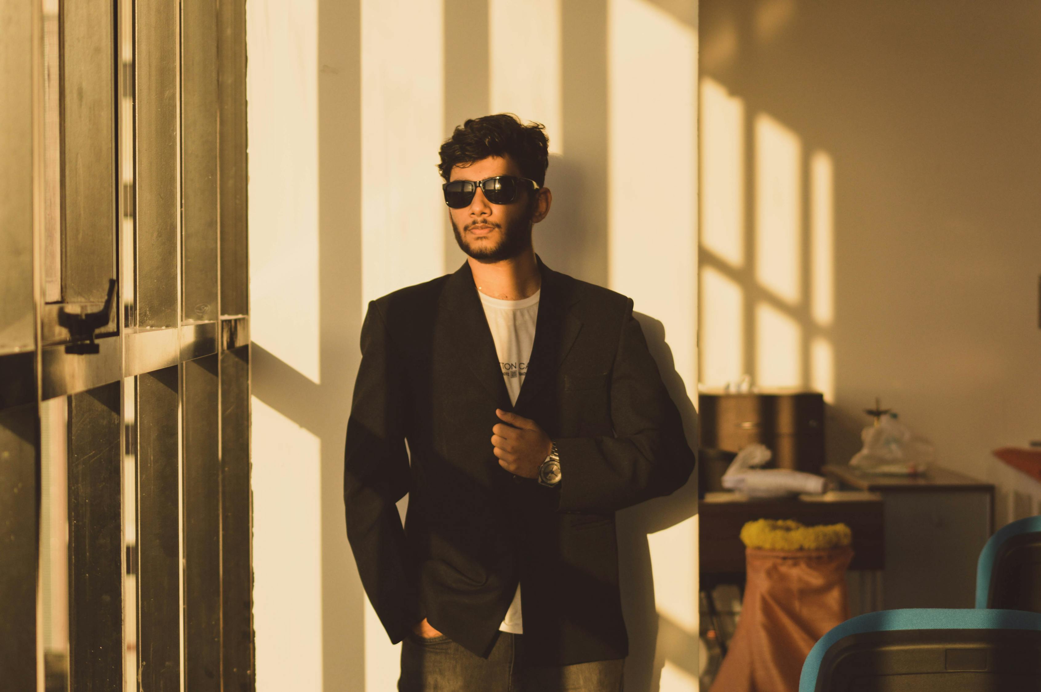 时尚潮流与个人表达的新视角，纹身男演员的独特魅力