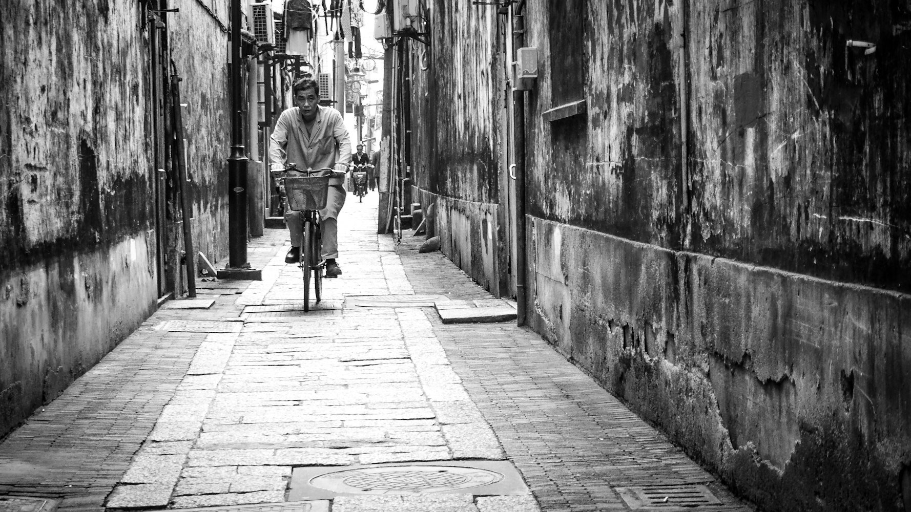 电影逃出绝命镇，生存与自我救赎的惊险之旅