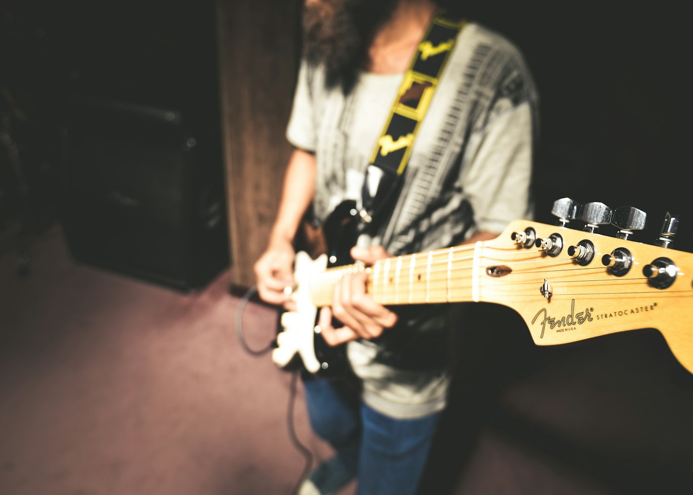 王嘉尔全面展现多元才华，音乐、影视及综艺事业蓬勃发展新动态