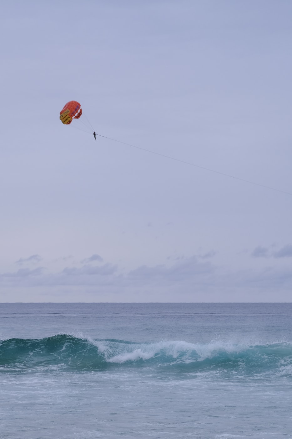 三亚阳光沙滩与海浪的浪漫之旅分享