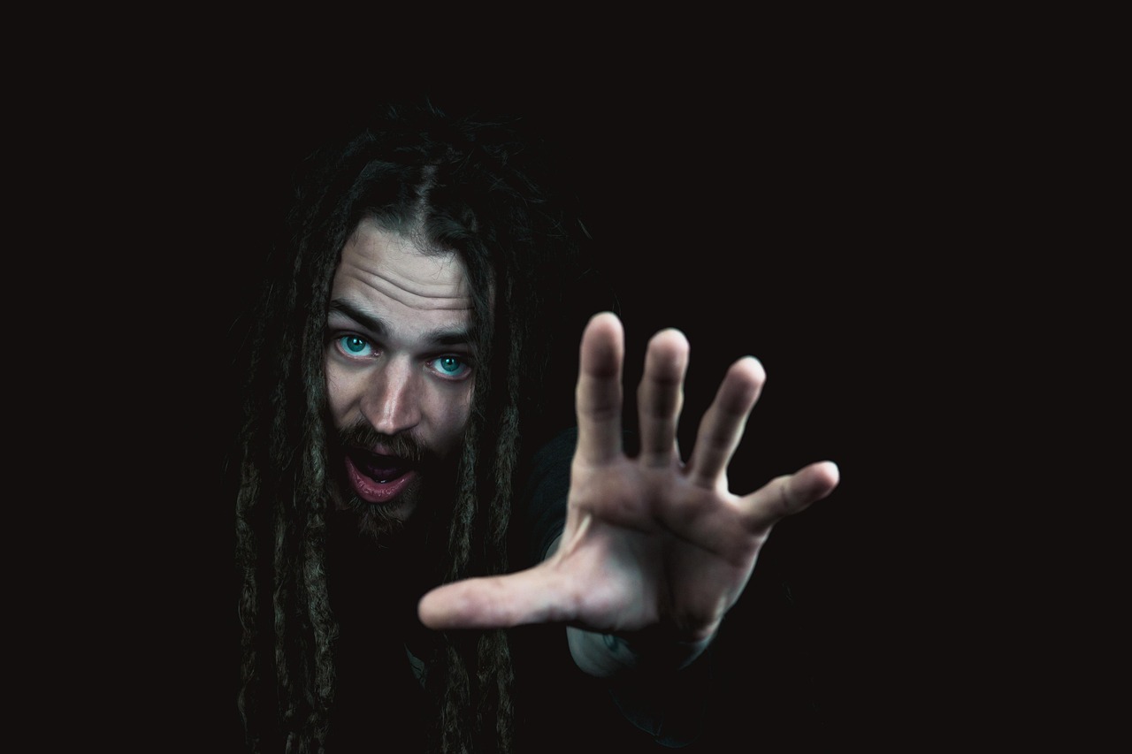 揭露真相与呼唤正义，女演员遭遇潜规则背后的黑暗视频曝光