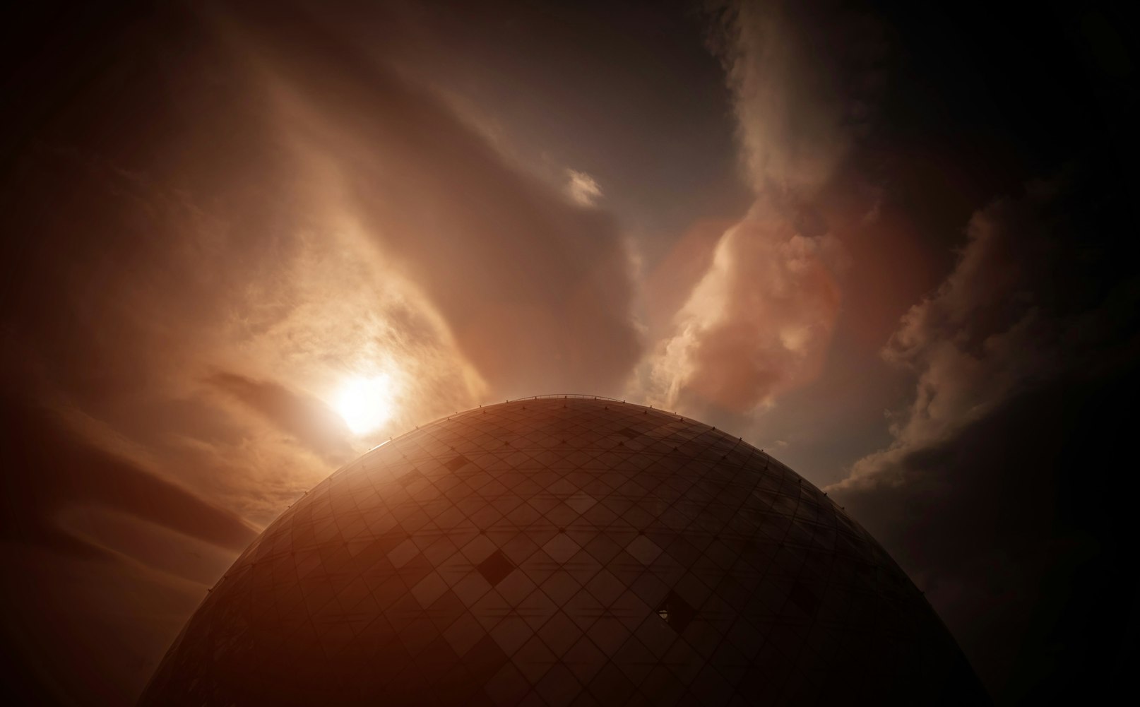 探索类似黑暗圣经的动漫世界之旅