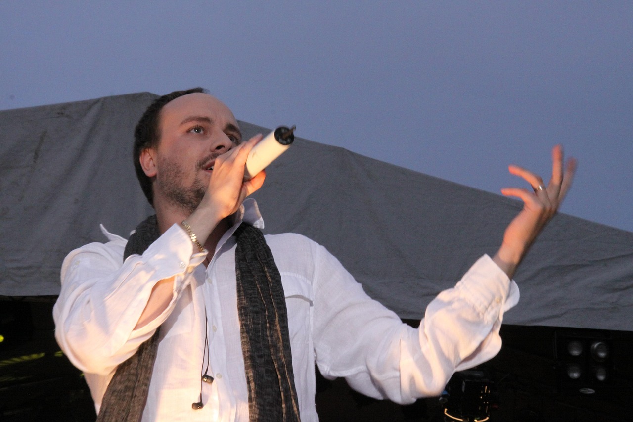 方脸男明星的独特魅力展现